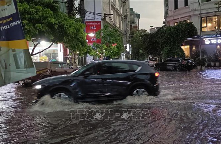 Mưa lớn gây ngập úng cục bộ tại Hà Nội, phương tiện di chuyển khó khăn- Ảnh 1.