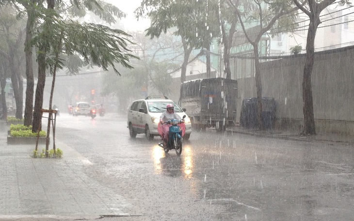 Mưa dông lan rộng trên cả nước