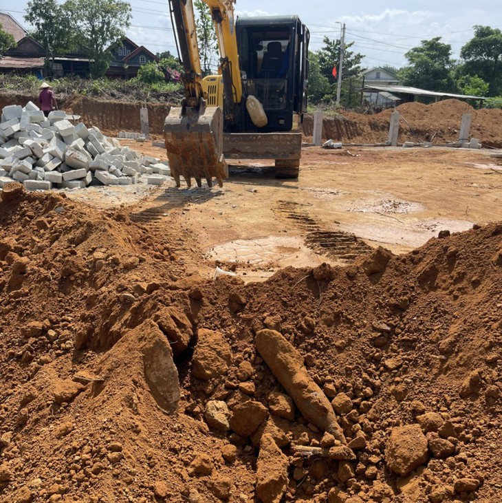 Phát hiện đạn 'khủng' khi đào móng thi công trạm y tế- Ảnh 1. Phát hiện đạn 'khủng' khi đào móng thi công trạm y tế- Ảnh 1.