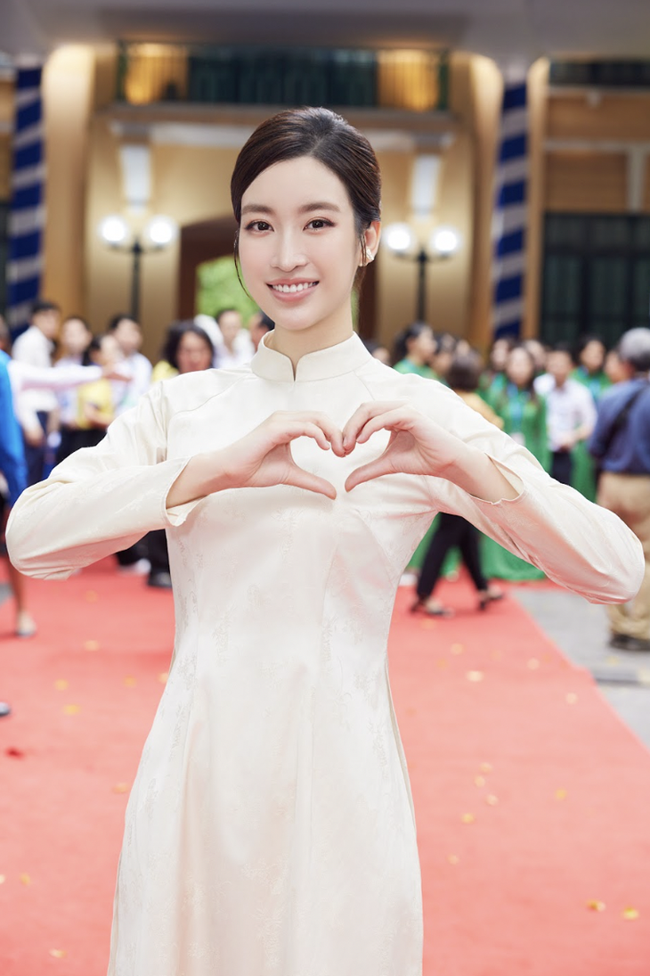 Đỗ Mỹ Linh thanh lịch xuất hiện ủng hộ Hoa hậu Huỳnh Thị Thanh Thủy đăng ký hiến tạng- Ảnh 6. Đỗ Mỹ Linh thanh lịch xuất hiện ủng hộ Hoa hậu Huỳnh Thị Thanh Thủy đăng ký hiến tạng- Ảnh 6.
