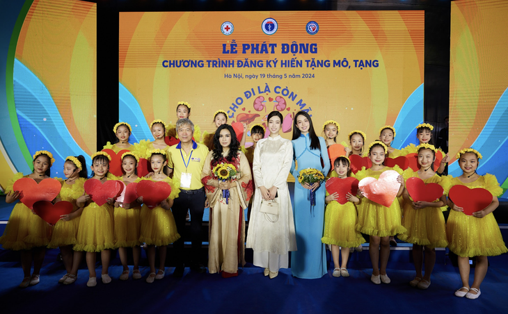 Đỗ Mỹ Linh thanh lịch xuất hiện ủng hộ Hoa hậu Huỳnh Thị Thanh Thủy đăng ký hiến tạng- Ảnh 1. Đỗ Mỹ Linh thanh lịch xuất hiện ủng hộ Hoa hậu Huỳnh Thị Thanh Thủy đăng ký hiến tạng- Ảnh 1.