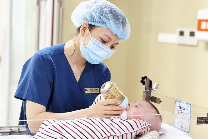3 cuộc đại phẫu cứu bé trai có khối u nặng bằng 1/3 trọng lượng cơ thể- Ảnh 2.