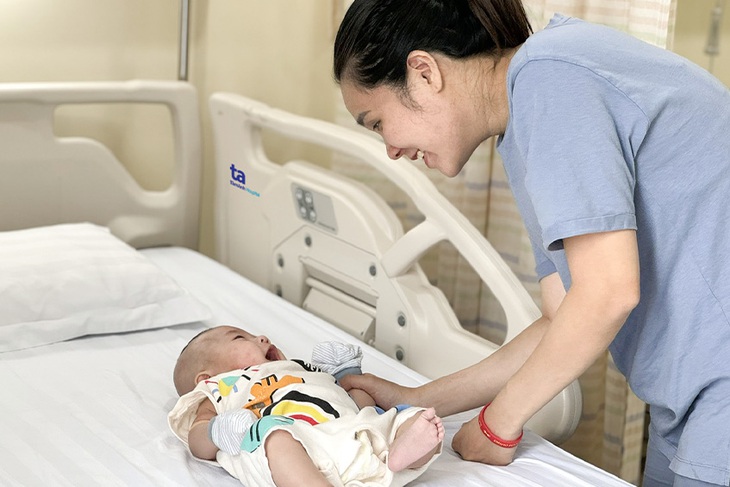 3 cuộc đại phẫu cứu bé trai có khối u nặng bằng 1/3 trọng lượng cơ thể- Ảnh 4.