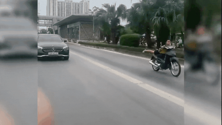 Video 'quái xế' đầu trần, nằm trên yên xe phóng nhanh trong làn BRT tại Hà Nội- Ảnh 2. Video 'quái xế' đầu trần, nằm trên yên xe phóng nhanh trong làn BRT tại Hà Nội- Ảnh 2.
