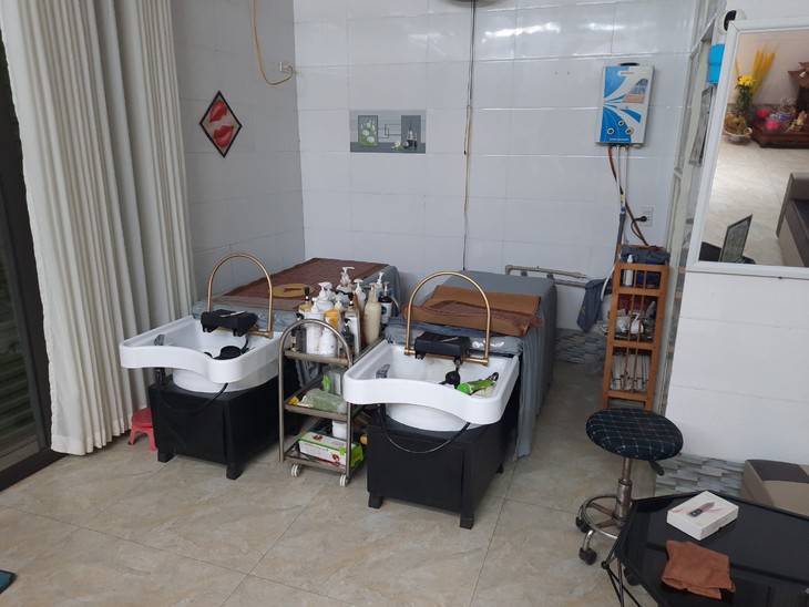 Công an vào cuộc vụ người phụ nữ bị hoại tử da bụng do hút mỡ tại cơ sở cắt tóc- Ảnh 1.