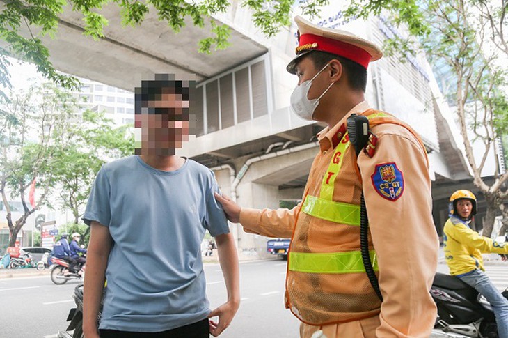 Nhiều người đi bộ sang đường bất ngờ khi bị xử phạt- Ảnh 4.