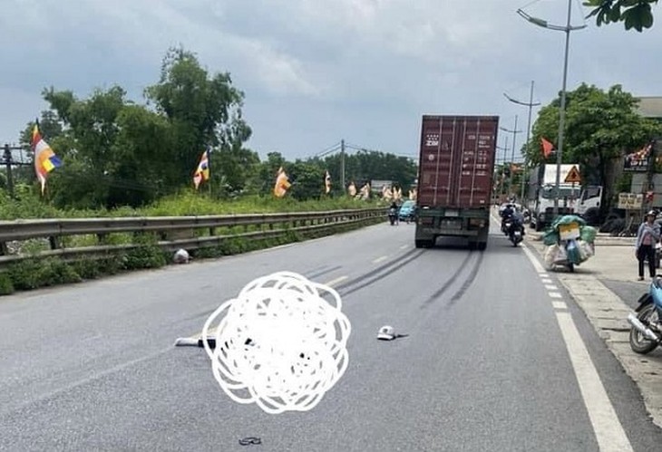 Va chạm xe container, một nữ sinh tử vong trên quốc lộ 1A cũ- Ảnh 1.