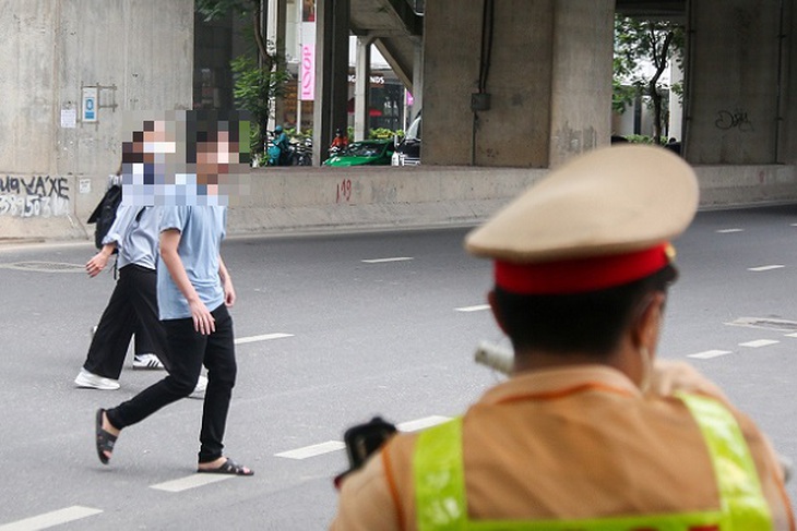 Nhiều người đi bộ sang đường bất ngờ khi bị xử phạt- Ảnh 3.