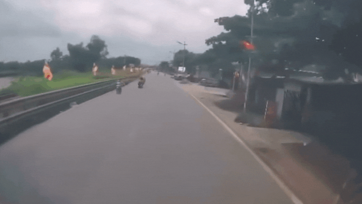 Đoạn video tiết lộ tình tiết mới trong vụ TNGT tại Thường Tín khiến 1 nữ sinh tử vong?- Ảnh 2. Đoạn video tiết lộ tình tiết mới trong vụ TNGT tại Thường Tín khiến 1 nữ sinh tử vong?- Ảnh 2.
