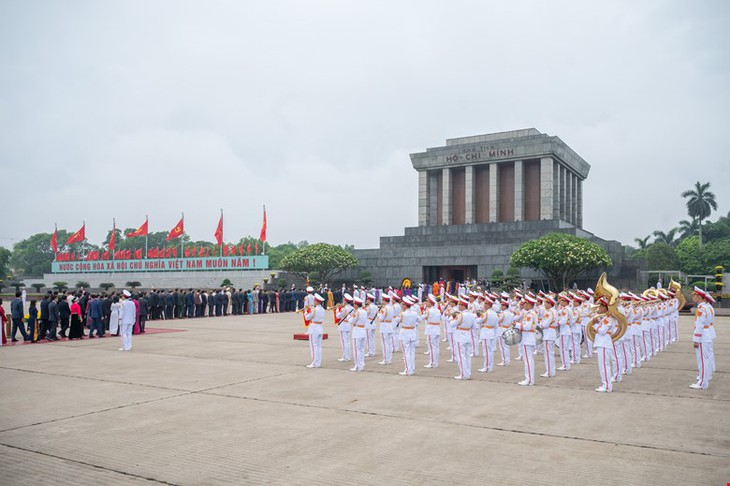 Lãnh đạo Đảng, Nhà nước cùng các ĐBQH vào Lăng viếng Chủ tịch Hồ Chí Minh trước Kỳ họp thứ 7- Ảnh 4. Lãnh đạo Đảng, Nhà nước cùng các ĐBQH vào Lăng viếng Chủ tịch Hồ Chí Minh trước Kỳ họp thứ 7- Ảnh 4.