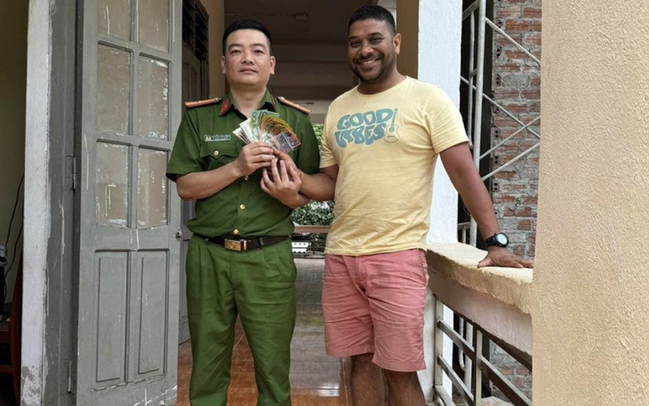 Công an Hà Giang trao trả hơn 27 triệu đồng cho du khách nước ngoài bị rơi túi đồ