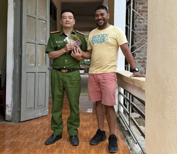 Công an Hà Giang trao trả hơn 27 triệu đồng cho du khách nước ngoài bị rơi túi đồ- Ảnh 1.