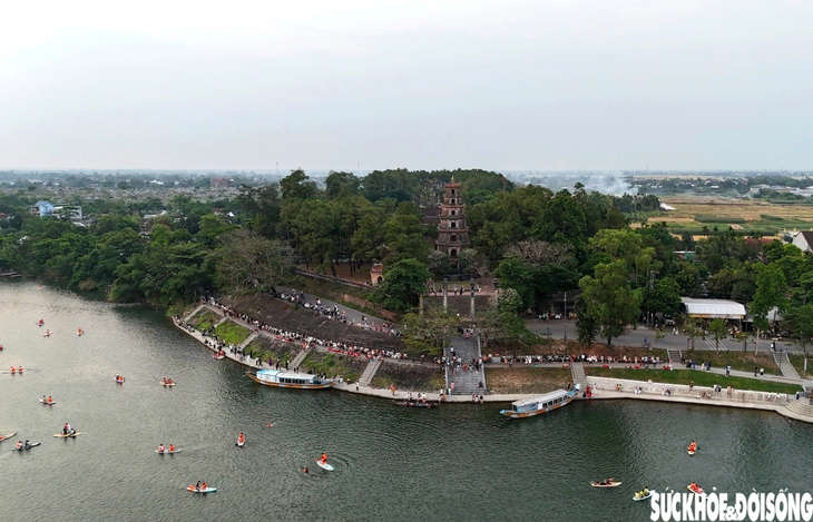Giới trẻ đổ xô 'săn' hoàng hôn 'cực chill' bên sông Hương- Ảnh 1. Giới trẻ đổ xô 'săn' hoàng hôn 'cực chill' bên sông Hương- Ảnh 1.