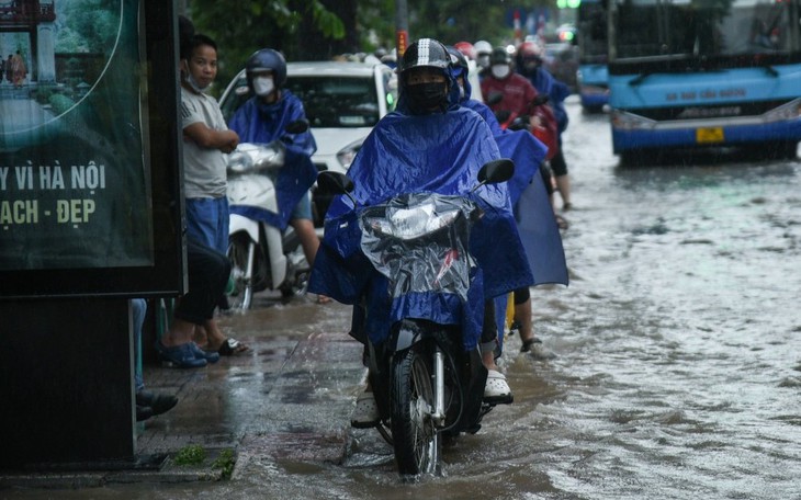 Hà Nội sắp mưa dông, khả năng kèm theo lốc sét, mưa đá