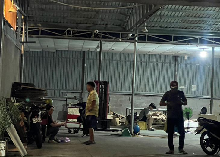 Cảnh báo tai nạn, thương vong khi vừa sử dụng điện thoại vừa sạc pin- Ảnh 1.