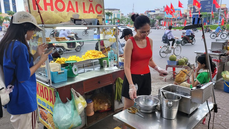 Từ 2025, kinh doanh thức ăn đường phố ở Hà Nội vi phạm an toàn thực phẩm bị phạt đến 6 triệu đồng- Ảnh 1. Từ 2025, kinh doanh thức ăn đường phố ở Hà Nội vi phạm an toàn thực phẩm bị phạt đến 6 triệu đồng- Ảnh 1.
