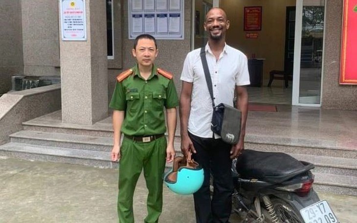 Trao trả xe máy cho người nước ngoài bỏ quên trên vỉa hè