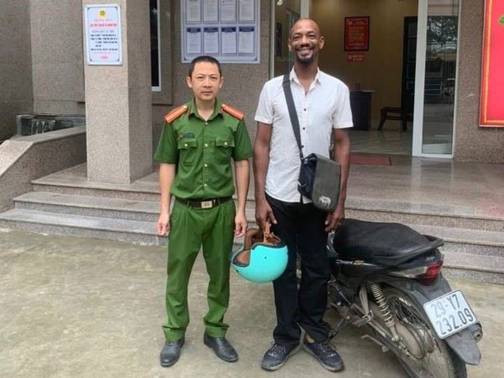 Trao trả xe máy cho người nước ngoài bỏ quên trên vỉa hè- Ảnh 2.