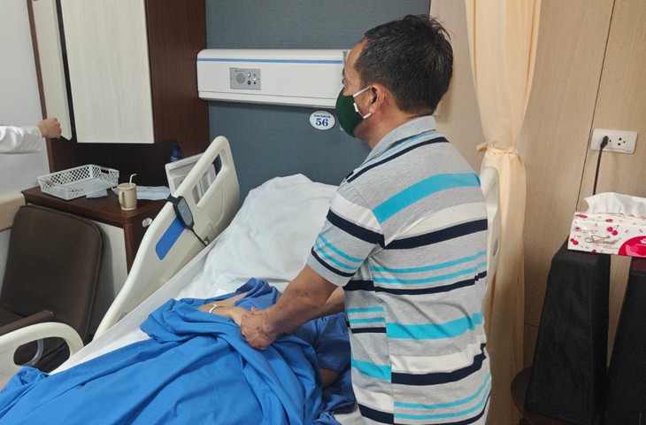 Diễn biến mới nhất sức khoẻ nữ bác sĩ nội trú bị tấm kính quán cà phê rơi vào người- Ảnh 1. Diễn biến mới nhất sức khoẻ nữ bác sĩ nội trú bị tấm kính quán cà phê rơi vào người- Ảnh 1.