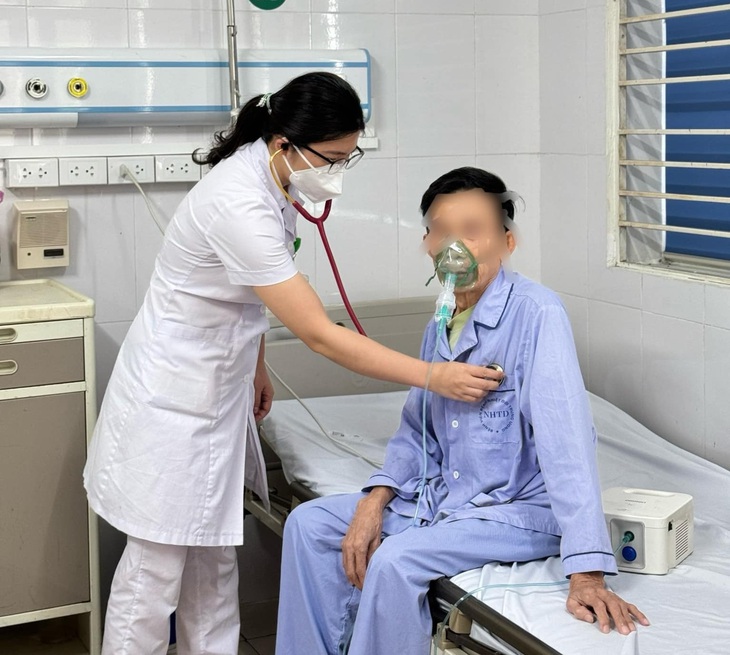 Sau hàng chục năm hút thuốc lào, thuốc lá, cụ ông nhập viện vì căn bệnh nguy hiểm này- Ảnh 1.