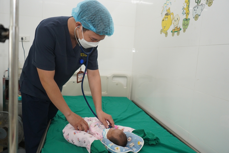 Cứu sống bé sinh non có nội tạng nằm ngoài ổ bụng- Ảnh 1.