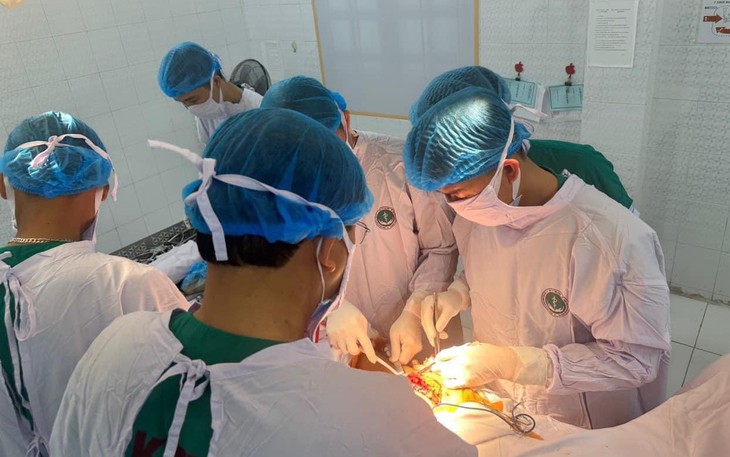 Bệnh viện huyện lần đầu thay khớp háng cho cụ ông 94 tuổi