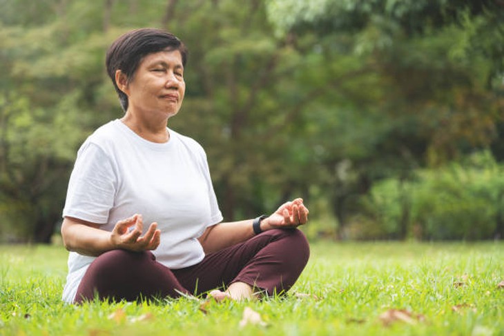 Cách chữa mất ngủ không dùng thuốc cho người già- Ảnh 2.