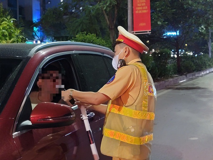Chỉ trong 60 phút CSGT phát hiện nhiều trường hợp vi phạm nồng độ cồn ở mức kịch khung- Ảnh 7.