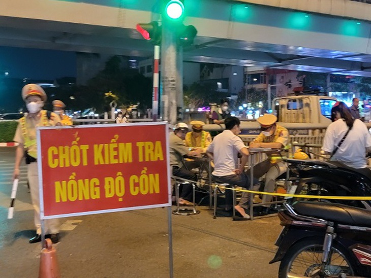 Chỉ trong 60 phút CSGT phát hiện nhiều trường hợp vi phạm nồng độ cồn ở mức kịch khung- Ảnh 1.
