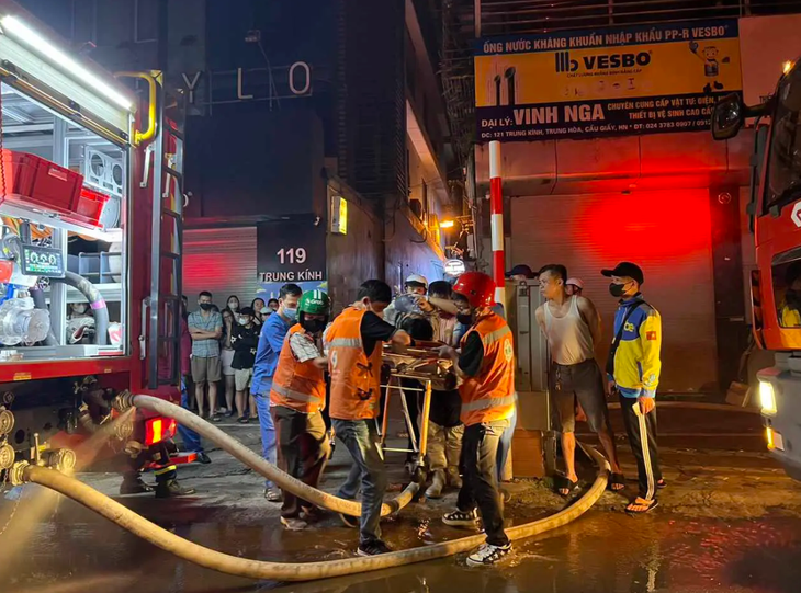 Nhiều người thương vong trong vụ cháy nhà trọ 5 tầng tại Trung Kính, Cầu Giấy- Ảnh 3. Nhiều người thương vong trong vụ cháy nhà trọ 5 tầng tại Trung Kính, Cầu Giấy- Ảnh 3.