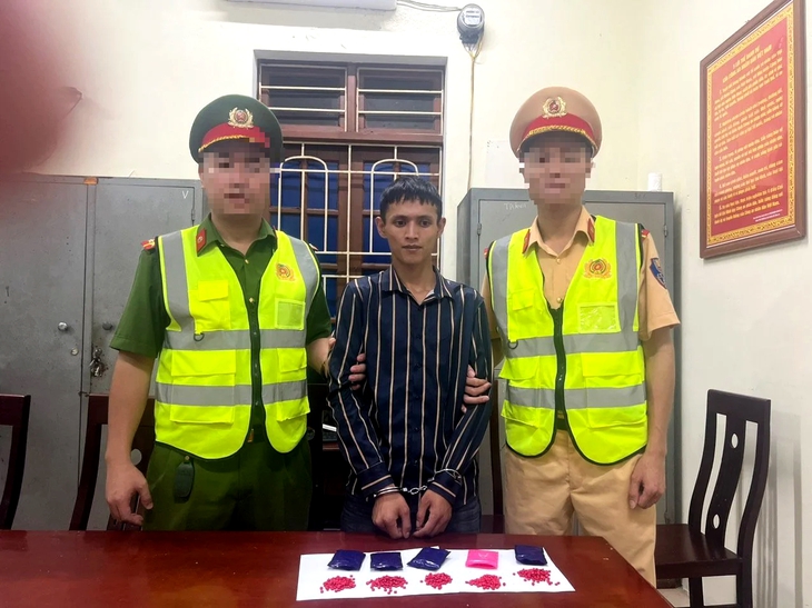 Đối tượng Nguyễn Khắc Toàn cùng tang vật tại cơ quan  công an.