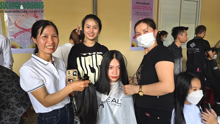 Chị Nguyễn Thị Hồng Lam và hai con Trà và Trang đã vượt quãng đường 100km để hiến tóc cho bệnh nhân ung thư.