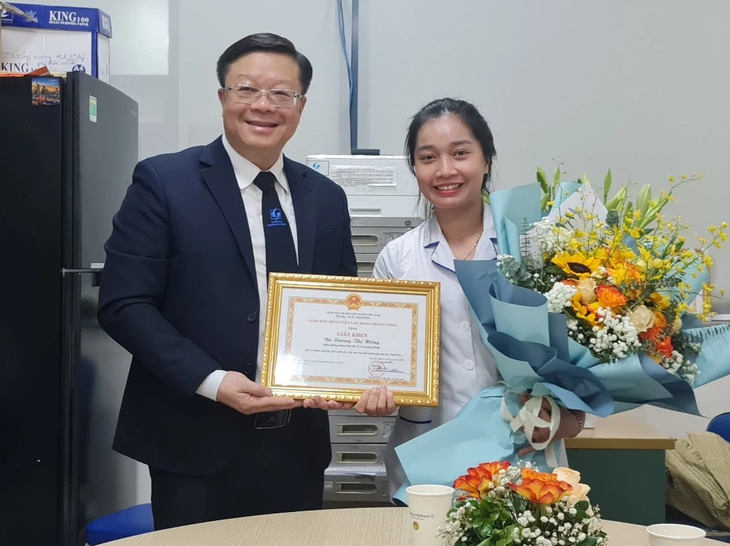 Nữ điều dưỡng ép tim liên tục cứu sống bé trai đuối nước đang bị sơ cứu sai cách- Ảnh 1.