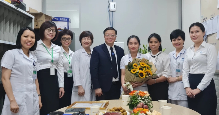 Nữ điều dưỡng ép tim liên tục cứu sống bé trai đuối nước đang bị sơ cứu sai cách- Ảnh 2.