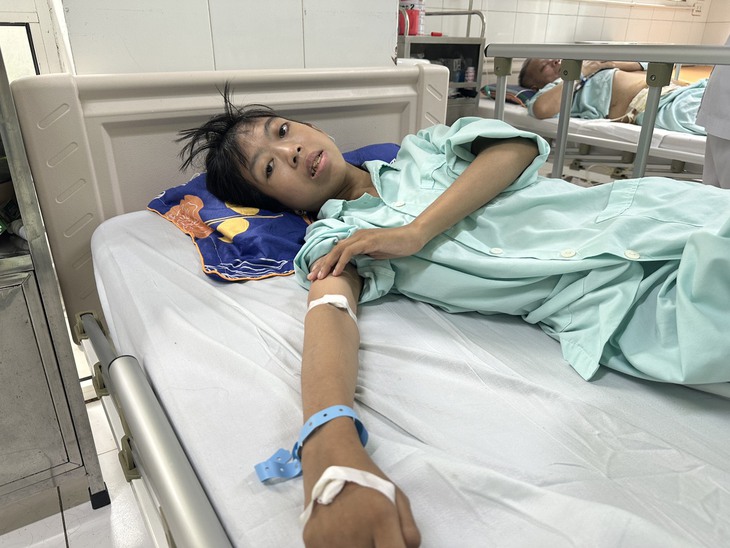 Xót xa gia cảnh nữ sinh nhiều năm chiến đấu với bệnh thận hư, bố sức khỏe yếu vẫn phải đi bốc vác- Ảnh 1. Xót xa gia cảnh nữ sinh nhiều năm chiến đấu với bệnh thận hư, bố sức khỏe yếu vẫn phải đi bốc vác- Ảnh 1.