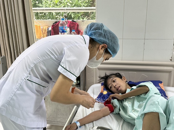Xót xa gia cảnh nữ sinh nhiều năm chiến đấu với bệnh thận hư, bố sức khỏe yếu vẫn phải đi bốc vác- Ảnh 2. Xót xa gia cảnh nữ sinh nhiều năm chiến đấu với bệnh thận hư, bố sức khỏe yếu vẫn phải đi bốc vác- Ảnh 2.