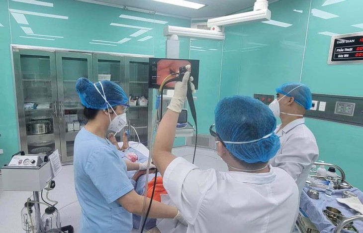 Cụ già U70 tuổi bị hạt lạc kẹt trong phế quản 3 tuần - Ảnh 1.