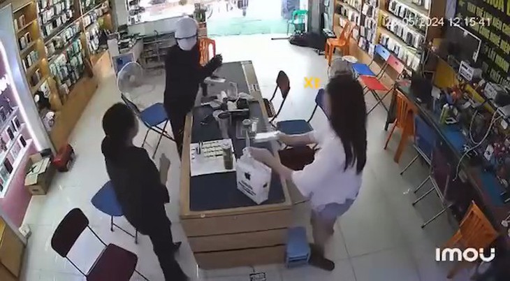 Kẻ dùng vật giống súng cướp điện thoại đã bị bắt- Ảnh 1. Kẻ dùng vật giống súng cướp điện thoại đã bị bắt- Ảnh 1.
