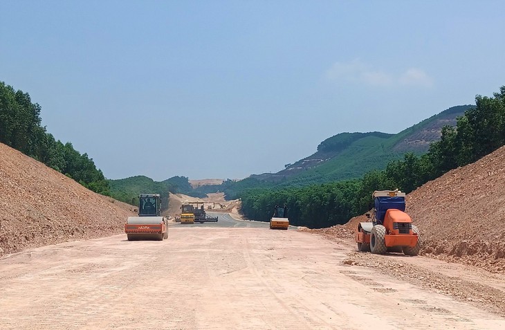 Cưỡng chế thu hồi đất để giao mặt bằng thi công cao tốc- Ảnh 1.