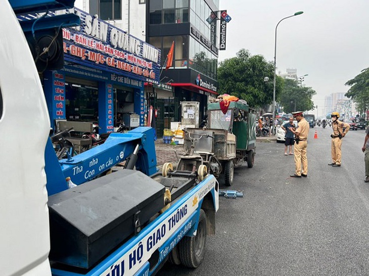 Dẹp xe lôi, xe tự chế, xe chở hàng cồng kềnh nghênh ngang trên phố- Ảnh 1. Dẹp xe lôi, xe tự chế, xe chở hàng cồng kềnh nghênh ngang trên phố- Ảnh 1.