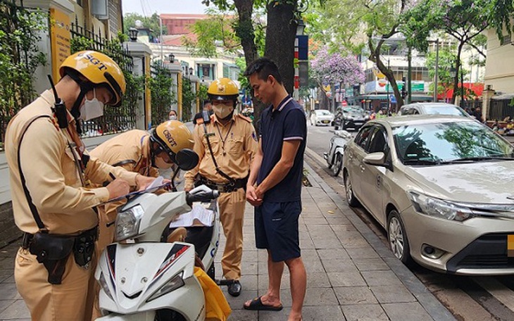 Phạt 353 trường hợp dừng đỗ sai trên phố Tràng Thi