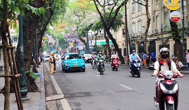 Phạt 353 trường hợp dừng đỗ sai trên phố Tràng Thi- Ảnh 2.