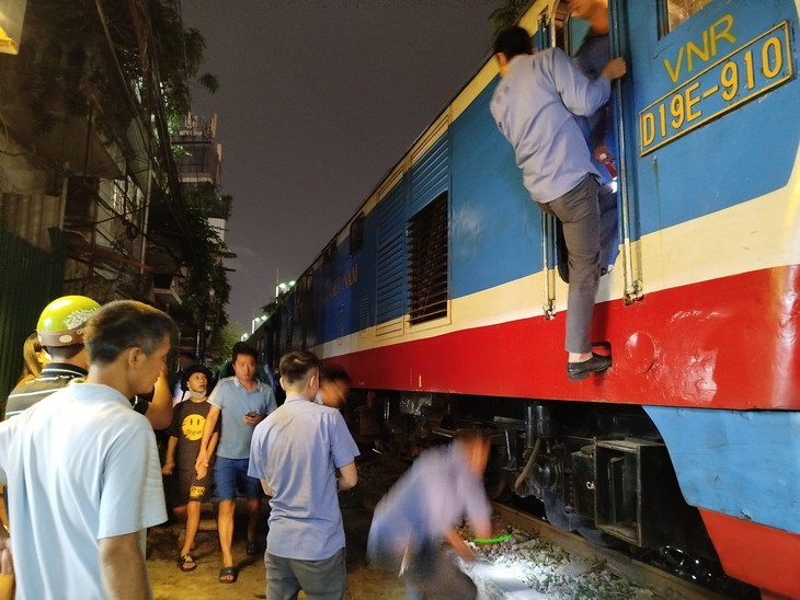 Va chạm với tàu hỏa, 1 xe máy bị cán bẹp trên đường ray- Ảnh 3.