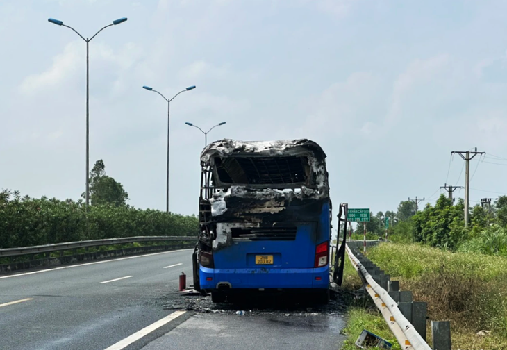 Video xe khách bất ngờ bốc cháy khi đang lưu thông trên cao tốc - Ảnh 3.