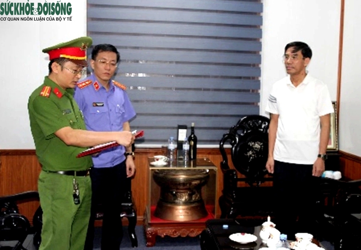 Cơ quan chức năng đọc lệnh bắt bị can để tạm giam đối với Chủ tịch UBND thị xã Cửa Lò Doãn Tiến Dũng.