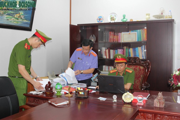 Khám xét nơi làm việc của Chủ tịch UBND thị xã Cửa Lò.