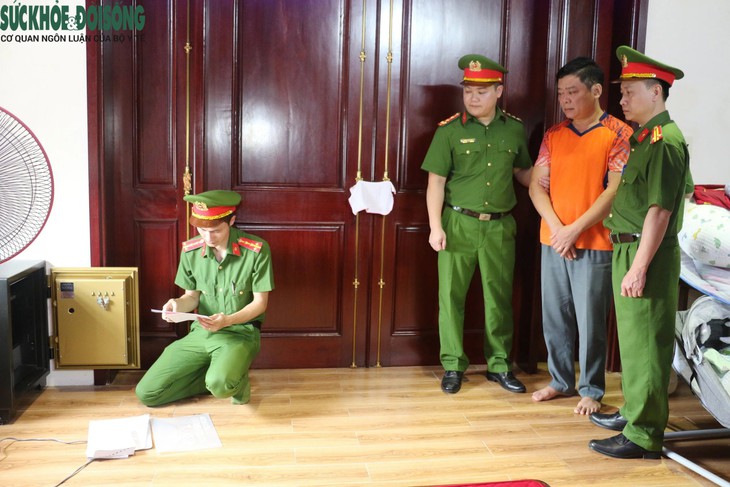 Đọc lệnh khám xét nơi ở của nguyên Trưởng phòng Tài nguyên và môi trường, thị xã Cửa Lò.