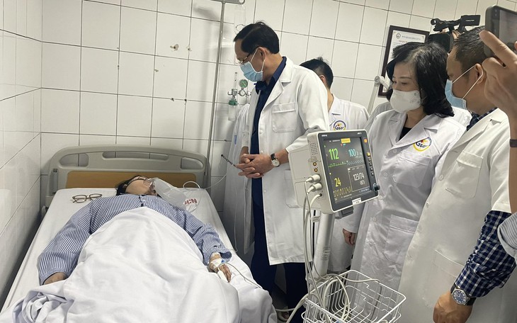 Phó Chủ tịch Quốc hội và Bộ trưởng Bộ Y tế thăm, động viên nạn nhân vụ cháy Trung Kính