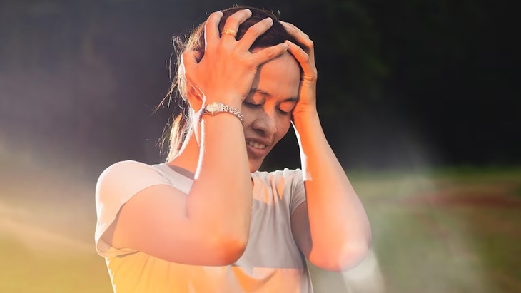 Uống đủ nước giúp giảm cơn đau đầu do trời nắng nóng- Ảnh 1.
