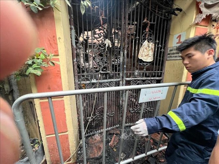 Bước đầu xác định 14 người chết, 3 người bị thương trong vụ cháy nhà trọ ở Trung Kính- Ảnh 2. Bước đầu xác định 14 người chết, 3 người bị thương trong vụ cháy nhà trọ ở Trung Kính- Ảnh 2.